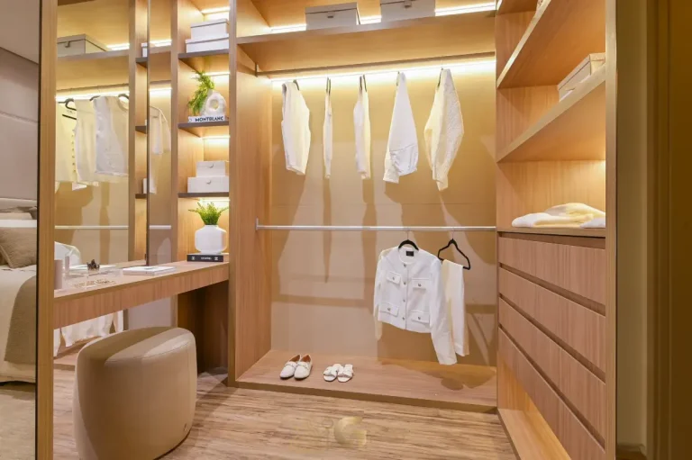 Closet da suíte master no Brisea Moema