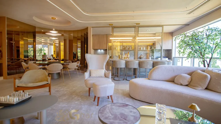 Sala de estar elegante apartamento decorado Legacy Guedala