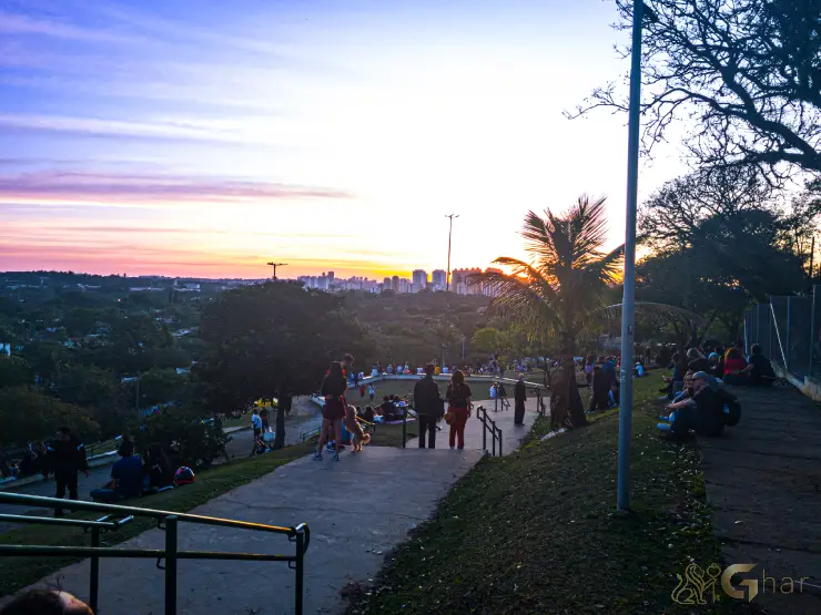 Praça arborizada da Zona Oeste de São Paulo