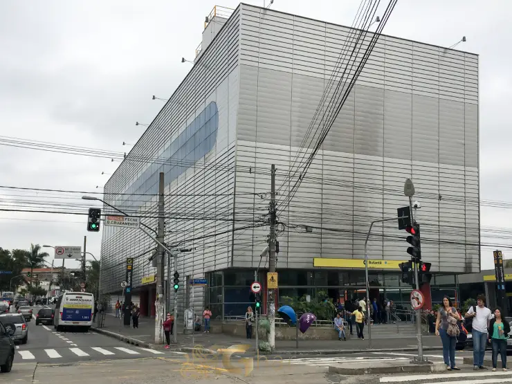 Estação de metrô Butantã na Zona Sul de São Paulo com movimento de pedestres