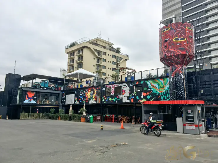 Vila Butantã com restaurantes e containers na Zona Sul de São Paulo