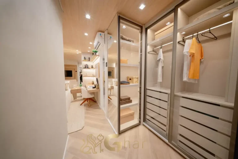 Closet do quarto em apartamento decorado de 75 m² no Every Day Chácara Klabin