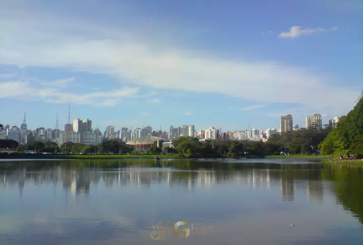 Vista das margens do lago do Parque Ibirapuera com prédios ao fundo em São Paulo