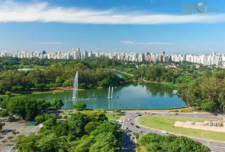 Vista do Parque Ibirapuera com prédios ao fundo na Zona Sul de São Paulo