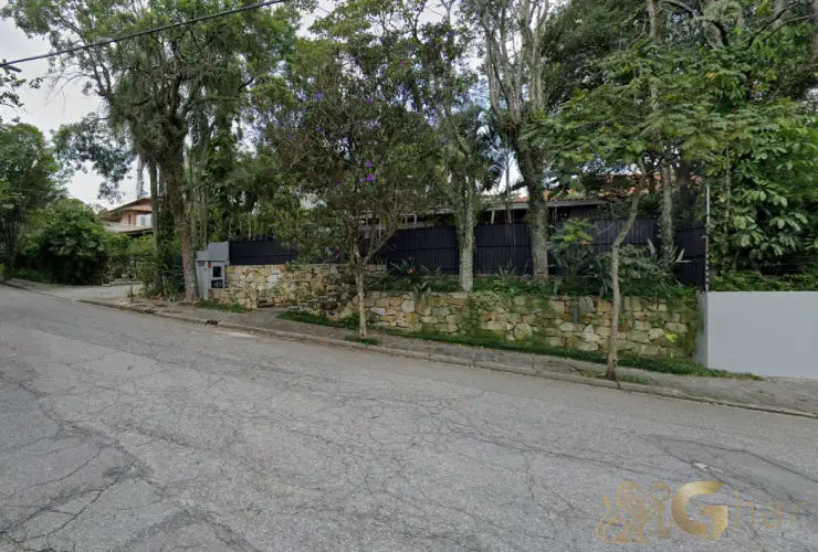 Ruas arborizadas do bairro Jardim Guedala na Zona Sul de São Paulo