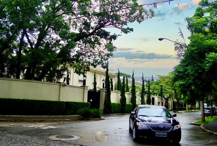 Ruas e residências de alto padrão no bairro Jardins Zona Sul de São Paulo