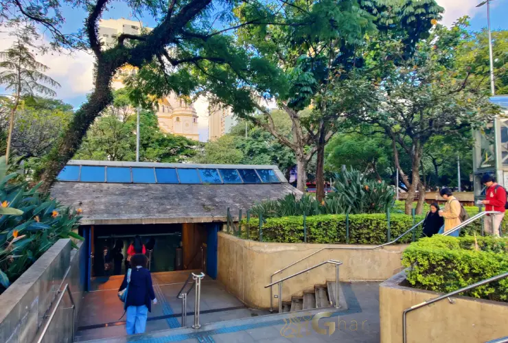 Entrada da Estação de Metrô Paraíso na Zona Sul de São Paulo