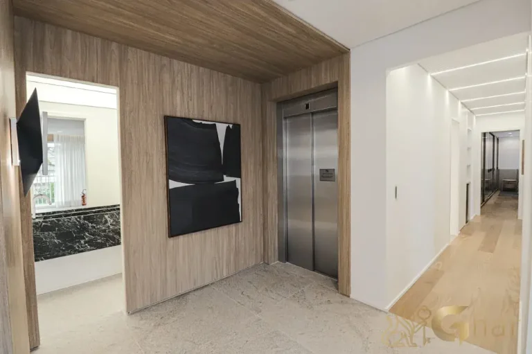 Hall privativo e elevador social do apartamento decorado 193 m² no Península Vila Madalena