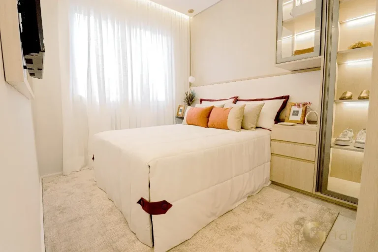 suíte master decorada do apartamento side sacomã ipiranga são paulo com cama king e decoração elegante
