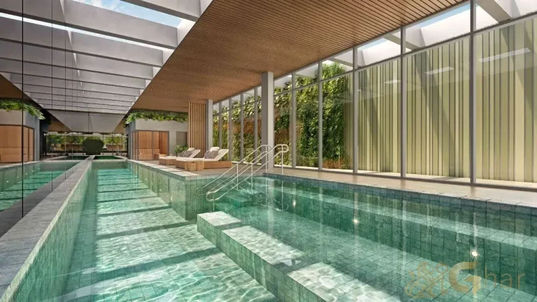 Piscina coberta climatizada no condomínio Valen Capote Valente em Pinheiros