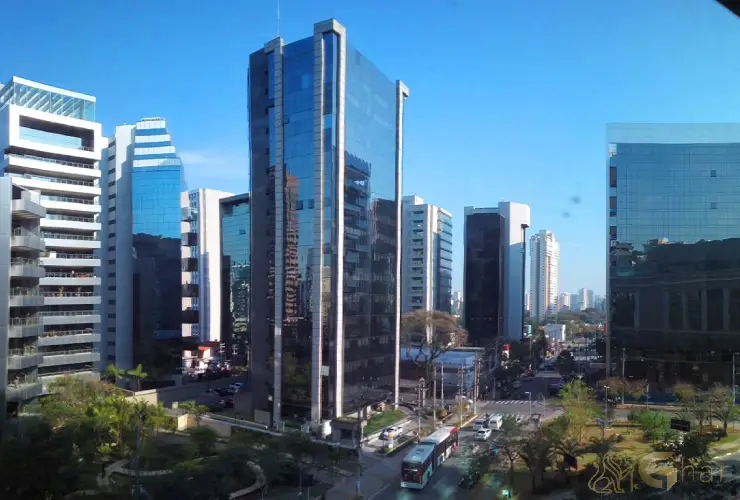 Prédios comerciais e residenciais modernos na na Zona Sul de São Paulo