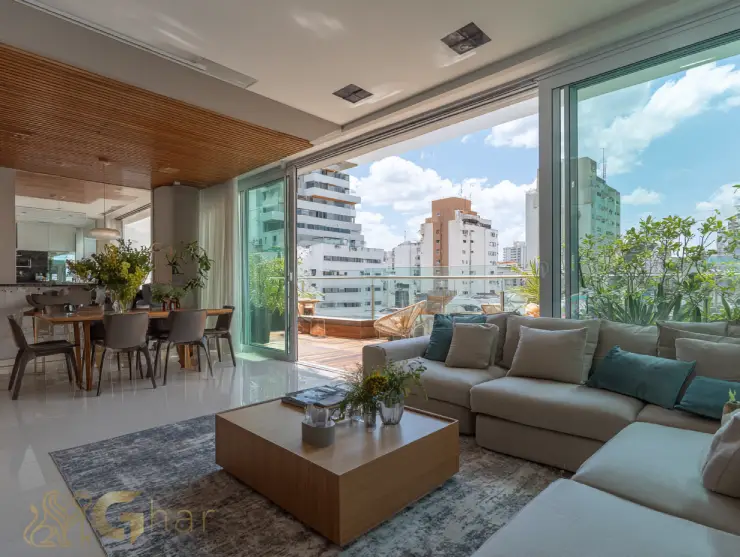 Sala de estar e jantar com varanda em apartamento à venda na Lapa