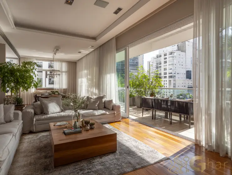 Sala de living sofisticada de alto padrão em imóvel na zona sul de São Paulo