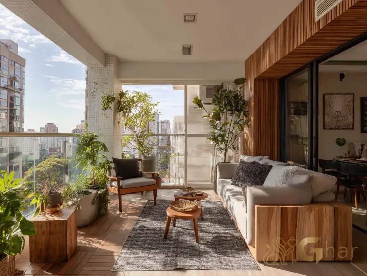 Imóvel decorado com varanda e design moderno em edifício na capital paulista