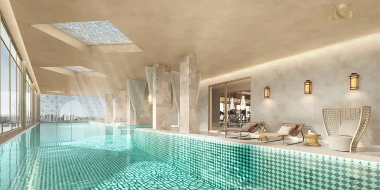 Piscina coberta com iluminação natural no The Palace Royal Vila Mariana