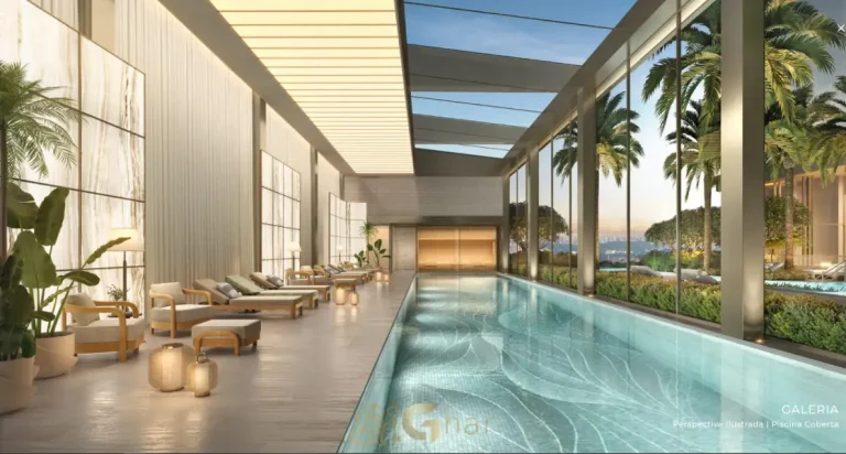 : Piscina interna com vista do Vista Cyrela Furnished by Armani/Casa Torre Venezia