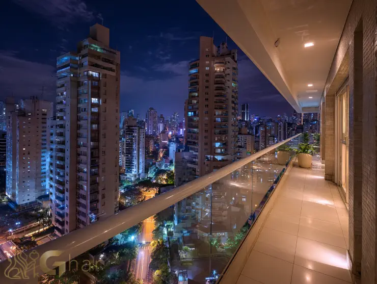 Varanda com vista noturna para o Centro de São Paulo