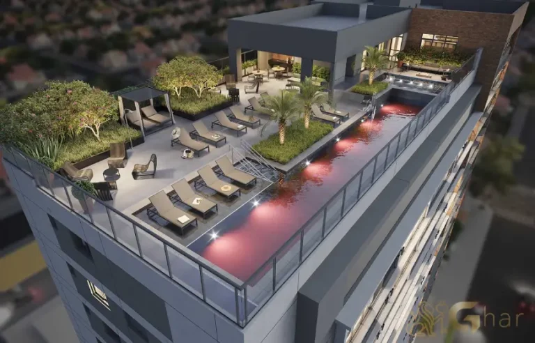 Piscina com solarium e deck molhado no rooftop do Chanés Street em Moema