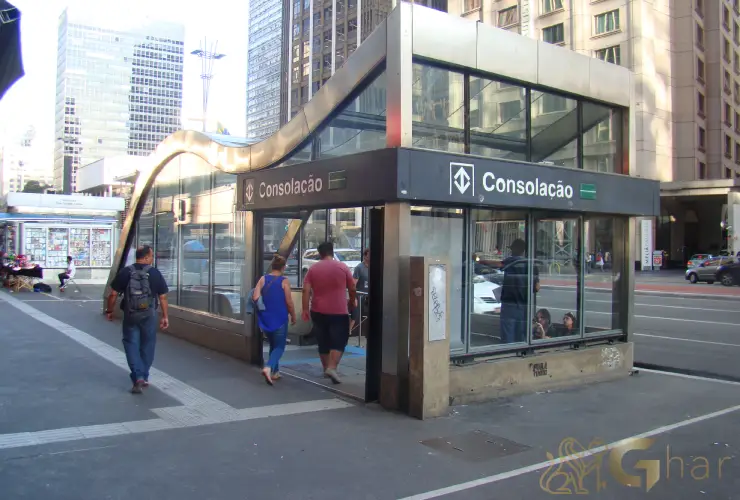 Entrada da estação de metrô na Avenida Paulista próxima à Consolação
