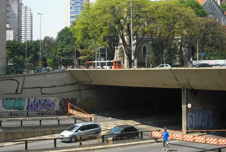 Vista do Minhocão com igreja ao fundo na região do Centro em São Paulo