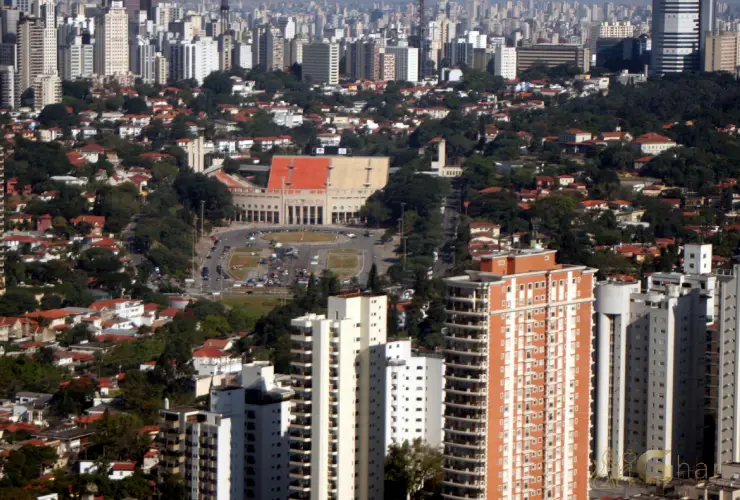 Bairro Pacaembu em São Paulo com casas, prédios baixos e áreas arborizadas