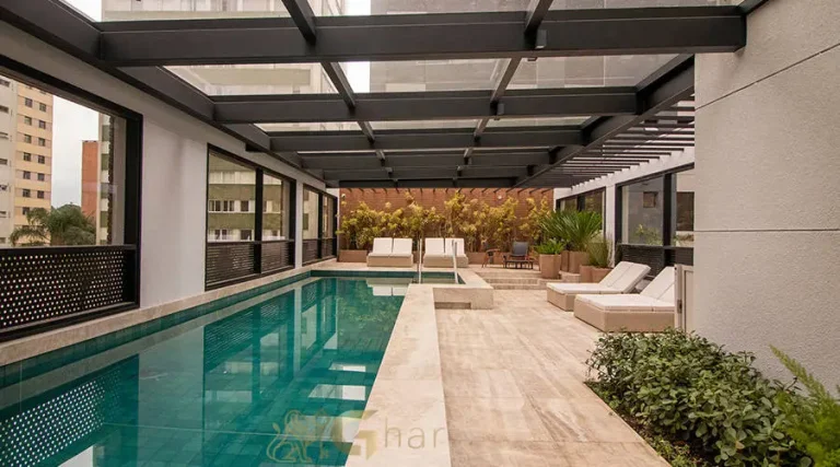 Piscina do condomínio Park Lane Ibirapuera com design sofisticado e área de lazer