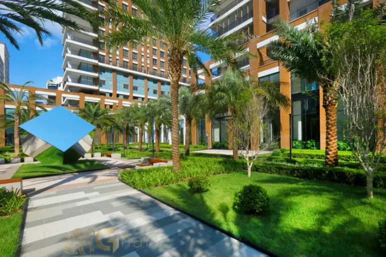 Praça central do Praça Lindenberg Clodomiro com paisagismo