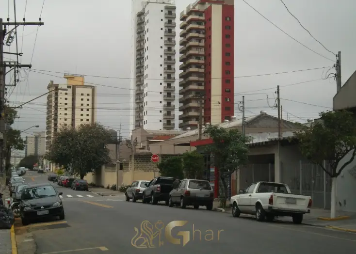 Rua residencial no bairro Carrão com casas e prédios na Zona Leste de São Paulo