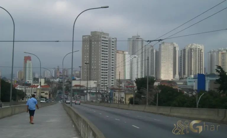 Vista urbana do bairro Carrão na Zona Leste de São Paulo com prédios residenciais