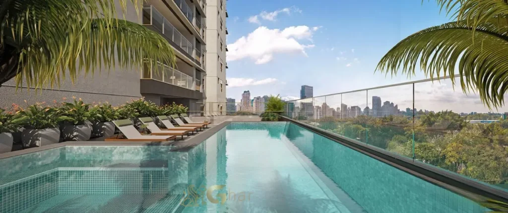 Piscina do Evolve Vila Mariana com área de lazer completa