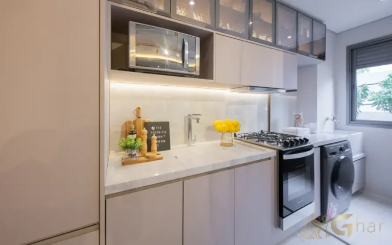 Cozinha com área de serviço do apartamento decorado do Guedala Park Premium no Jardim Guedala