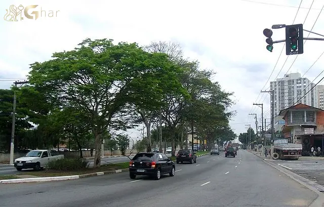 Avenida Jaguaré no bairro Jaguaré, Zona Oeste de São Paulo, com comércio local e acesso à Marginal Pinheiros