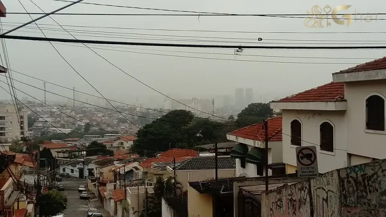 Rua residencial com casas e prédios no bairro do Limão Zona Norte de São Paulo