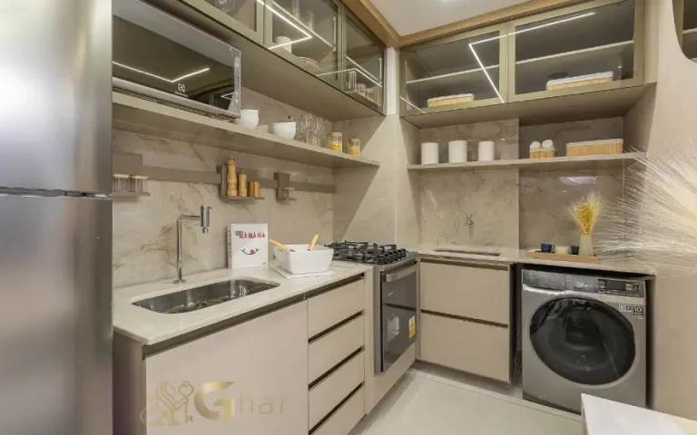 Cozinha com área de serviço no apartamento decorado do Live Campo Limpo