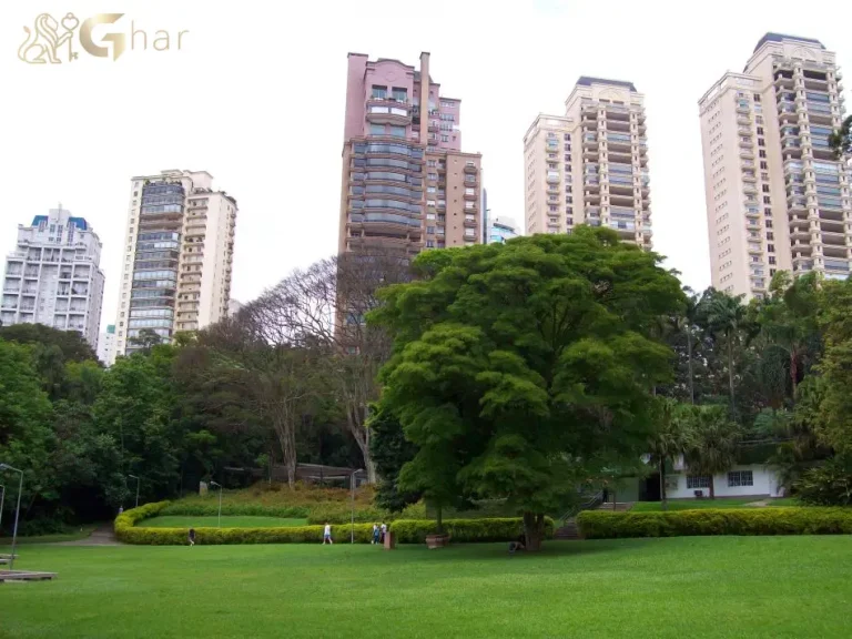 Vista dos prédios residenciais do Panamby ao lado do Parque Burle Marx