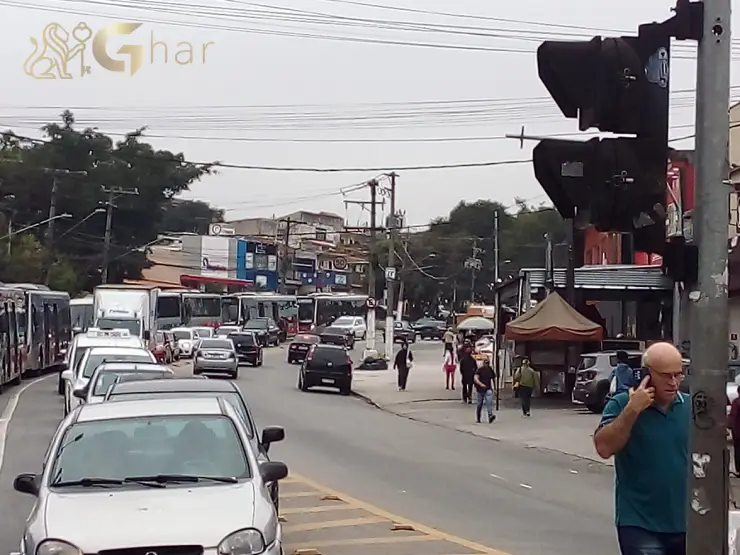 Avenida Sapopemba com comércio e tráfego na Zona Leste de São Paulo