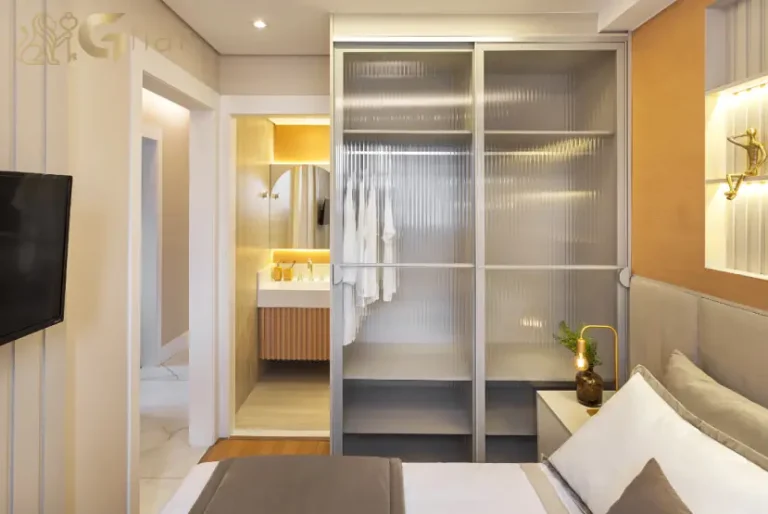 Quarto de casal decorado no Uniq Panamby com layout moderno e bem distribuído