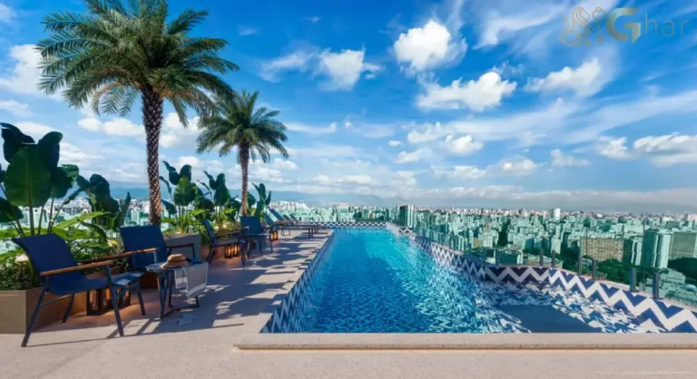 Piscina no rooftop do Verde Città com vista panorâmica de São Paulo