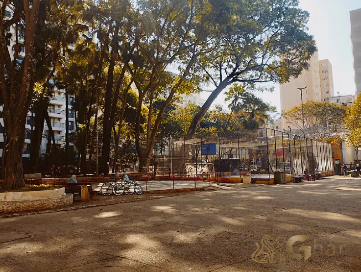 Praça e prédios residenciais na Vila Buarque, bairro tradicional do Centro de São Paulo
