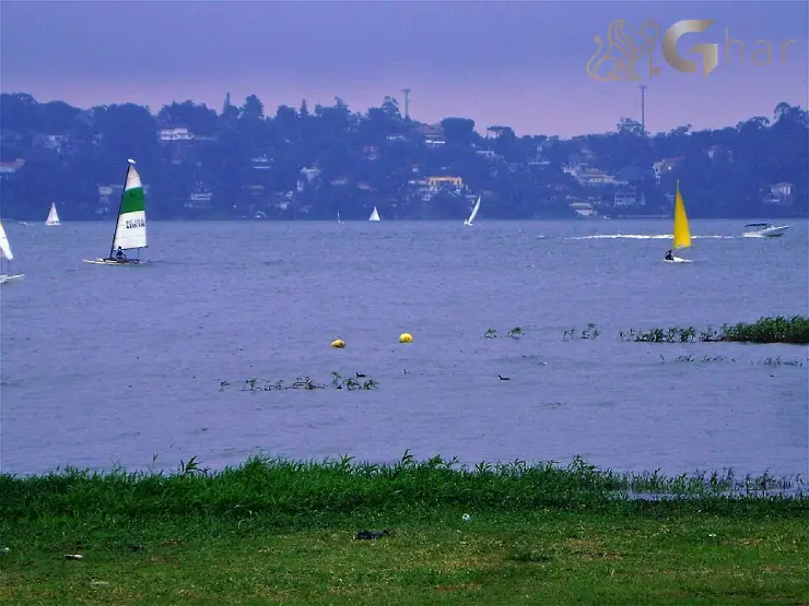Represa de Guarapiranga com casas e barcos na Zona Sul de São Paulo