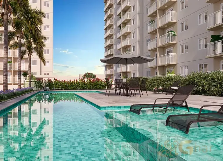 Piscina com deck molhado do condomínio Plano&Mais Morumbi para lazer e descanso