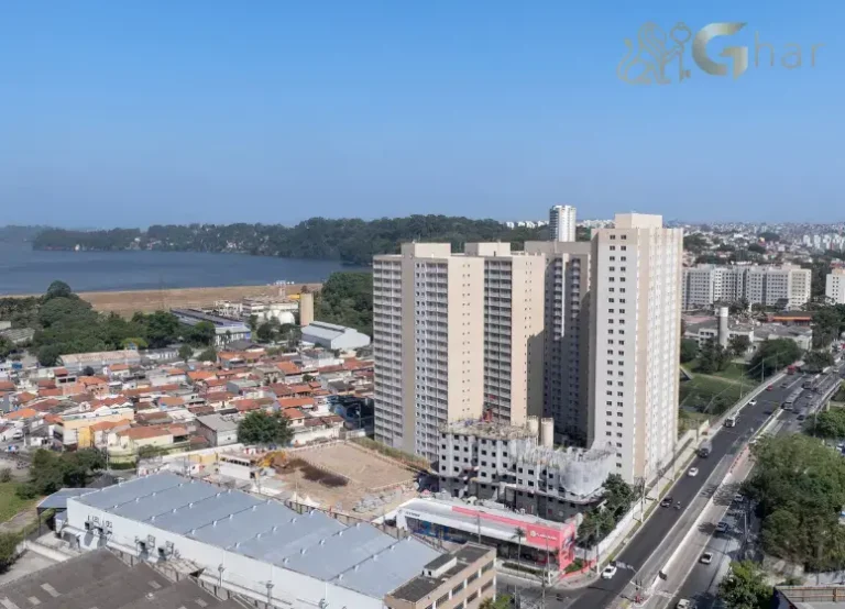 Vista aérea da fachada do Portal Vista da Represa Vila Atlântica na Guarapiranga, condomínio de apartamentos na Zona Sul de São Paulo
