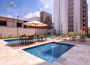 Piscina com solarium no Sppace Jardim Botânico Cursino