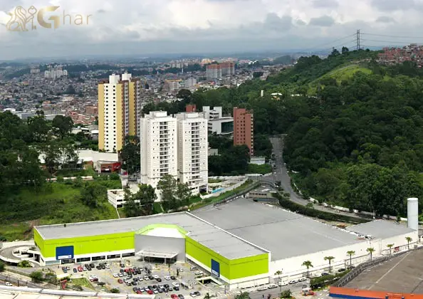 Vista urbana do bairro Vila Andrade, na Zona Sul de São Paulo, com prédios residenciais, ruas e comércio local
