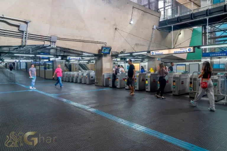 Catracas de acesso na estação Santana do metrô na Zona Norte de São Paulo