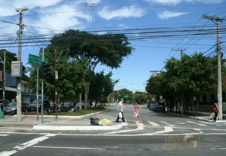 Cruzamento da Avenida Braz Leme com fluxo urbano em Santana São Paulo