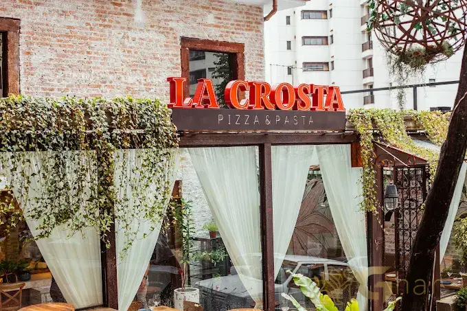 Fachada da La Crosta Pizza & Pasta na Zona Norte de SP com massas e pizzas artesanais