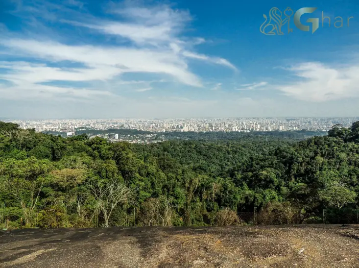 Vista panorâmica Pedra Grande em meio à Mata Atlântica no Parque Estadual da Cantareira na Zona Norte de São Paulo