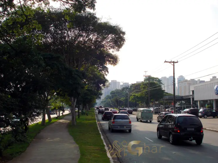 Pista de caminhada no canteiro central em via da Zona Norte de São Paulo