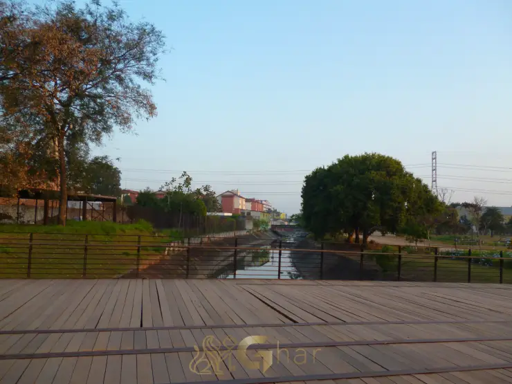 Ponte de acesso na Zona Norte com paisagismo e área verde ao redor